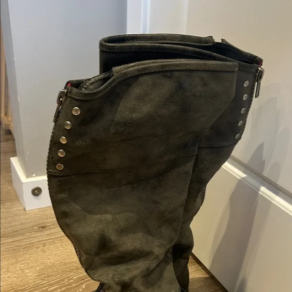 Grey  Knee-High Boots with Red Zipper - Picture 4 of 7